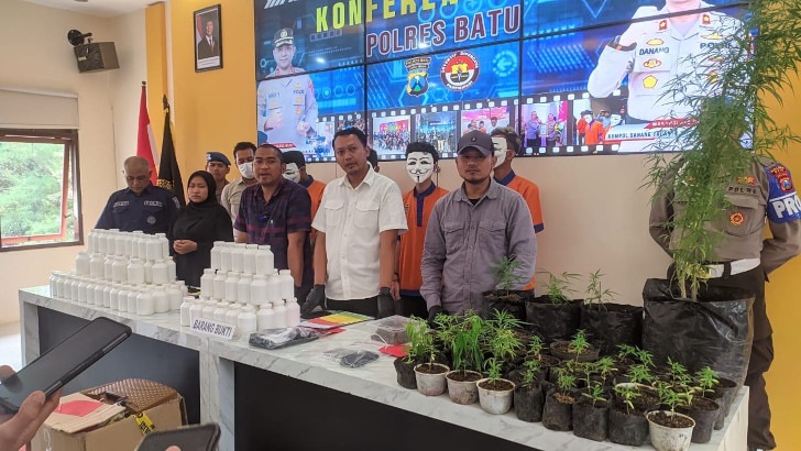 Lulus Kuliah, Sarjana Pertanian Asal Karangploso Buka Industri Pembibitan Ganja