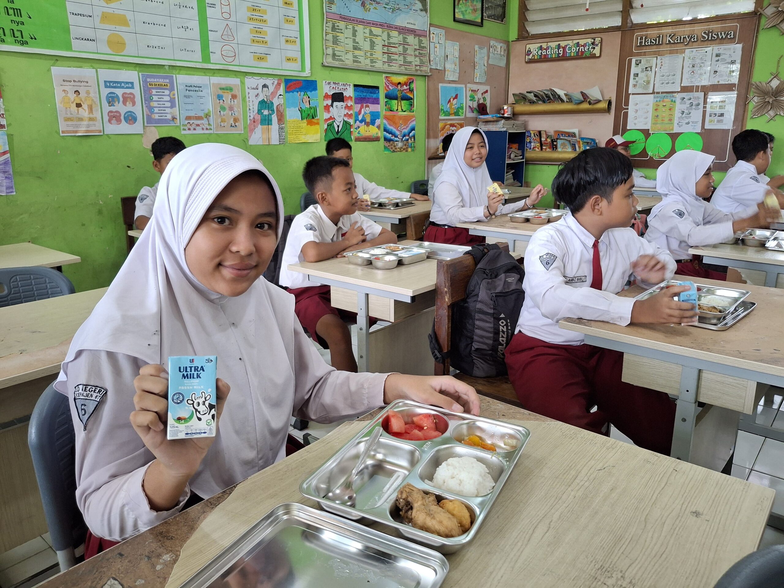 Hari Pertama Pelaksanaan Program Makan Bergizi Gratis di Kepanjen Berjalan Lancar