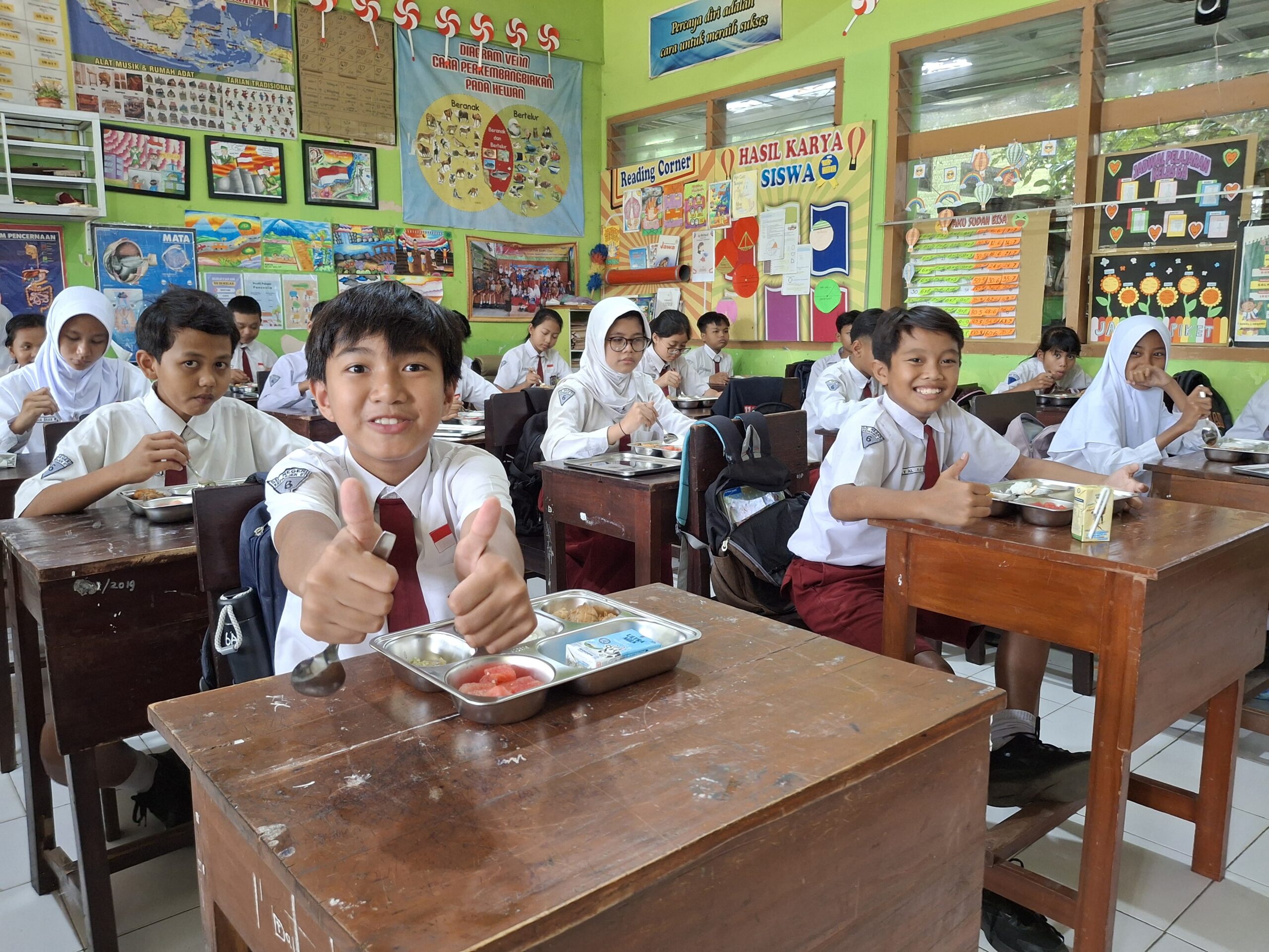 Siswa-siswi SDN 1 Panggungrejo Kepanjen Hari Ini Menikmati Program Makan Siang Gratis