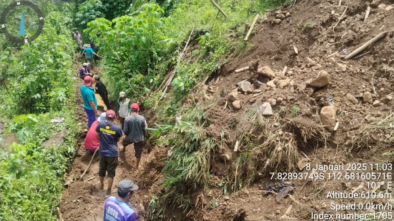 Tebing Longsor di Lawang Memutus Aliran PDAM ke Satu Dusun 1 tebing longsor di lawang