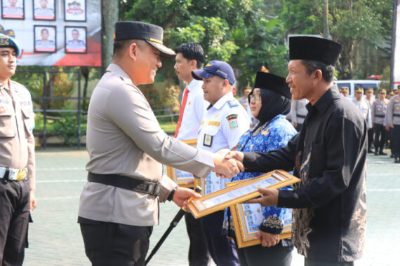 Kapolres Malang AKBP Danang Setiyo Pambudi memberikan piagam pengharagaan di lapangan Polres Malang Rabu (19/2/2025)