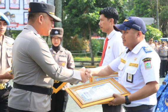 Kapolres Malang AKBP Danang Setiyo Pambudi memberikan piagam pengharagaan di lapangan Polres Malang Rabu (19/2/2025)