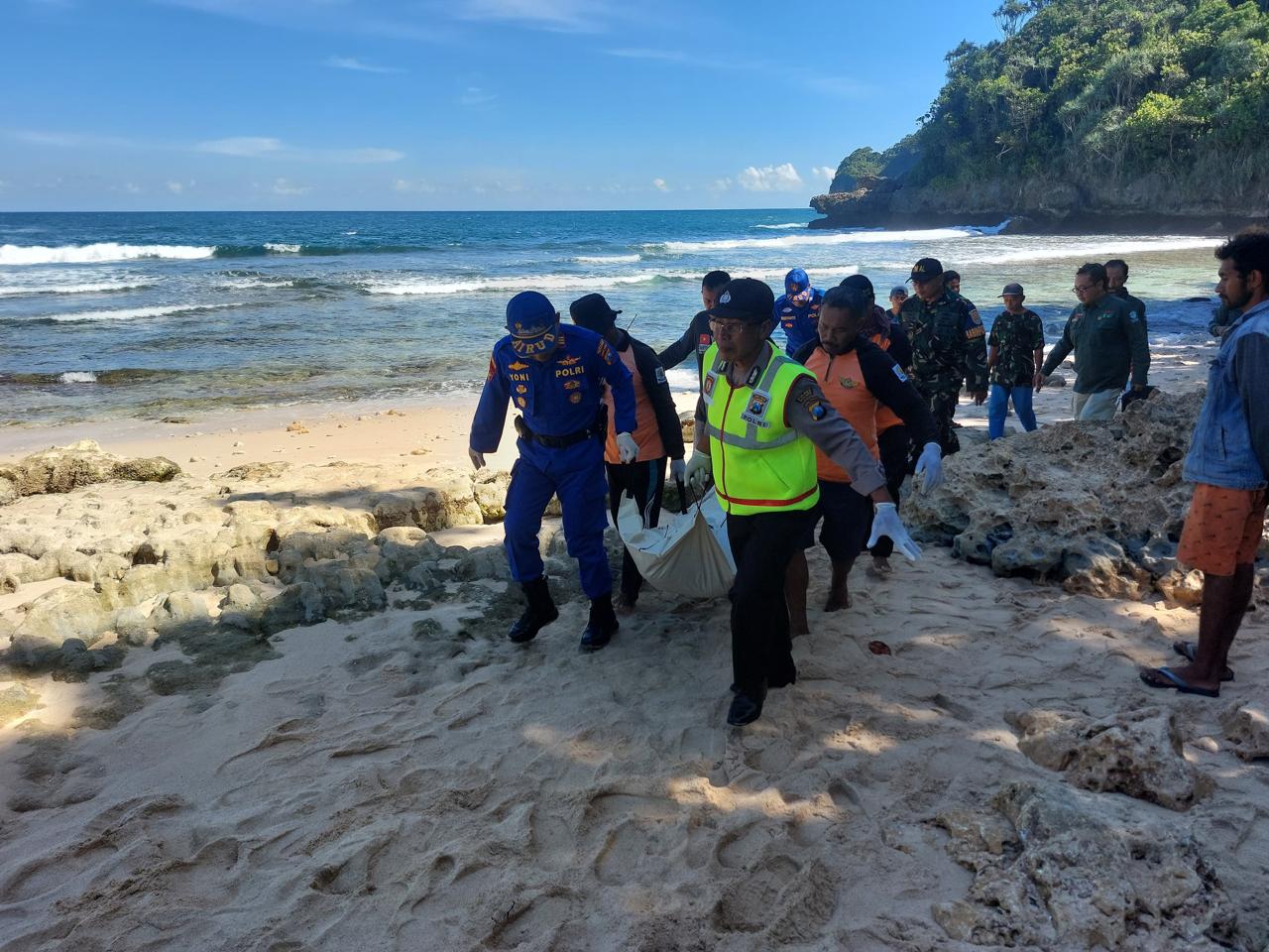 Dua Nelayan Tewas Dihantam Ombak Besar Saat Mencari Ikan 6 IMG 20250426 WA0075