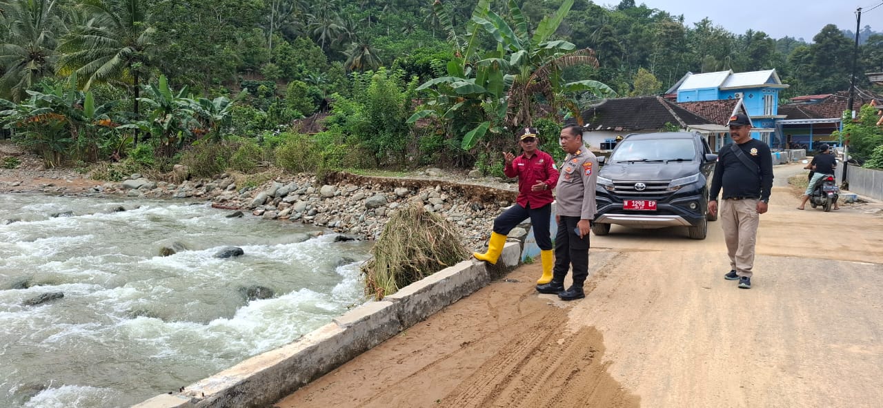 Muspika Kecamatan Tirtoyudo saat meninjau lokasi banjir akibat luapan sungai (23/5/2025) (Dok. Humas Polres Malang