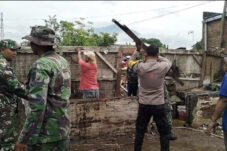 Rumah Warga di Lawang Roboh Dimakan Usia, TNI-Polri Hingga Warga Kompak Gelar Kerja Bakti