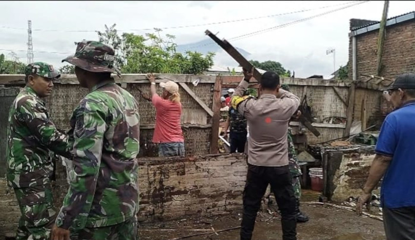 Rumah Warga di Lawang Roboh Dimakan Usia, TNI-Polri Hingga Warga Kompak Gelar Kerja Bakti