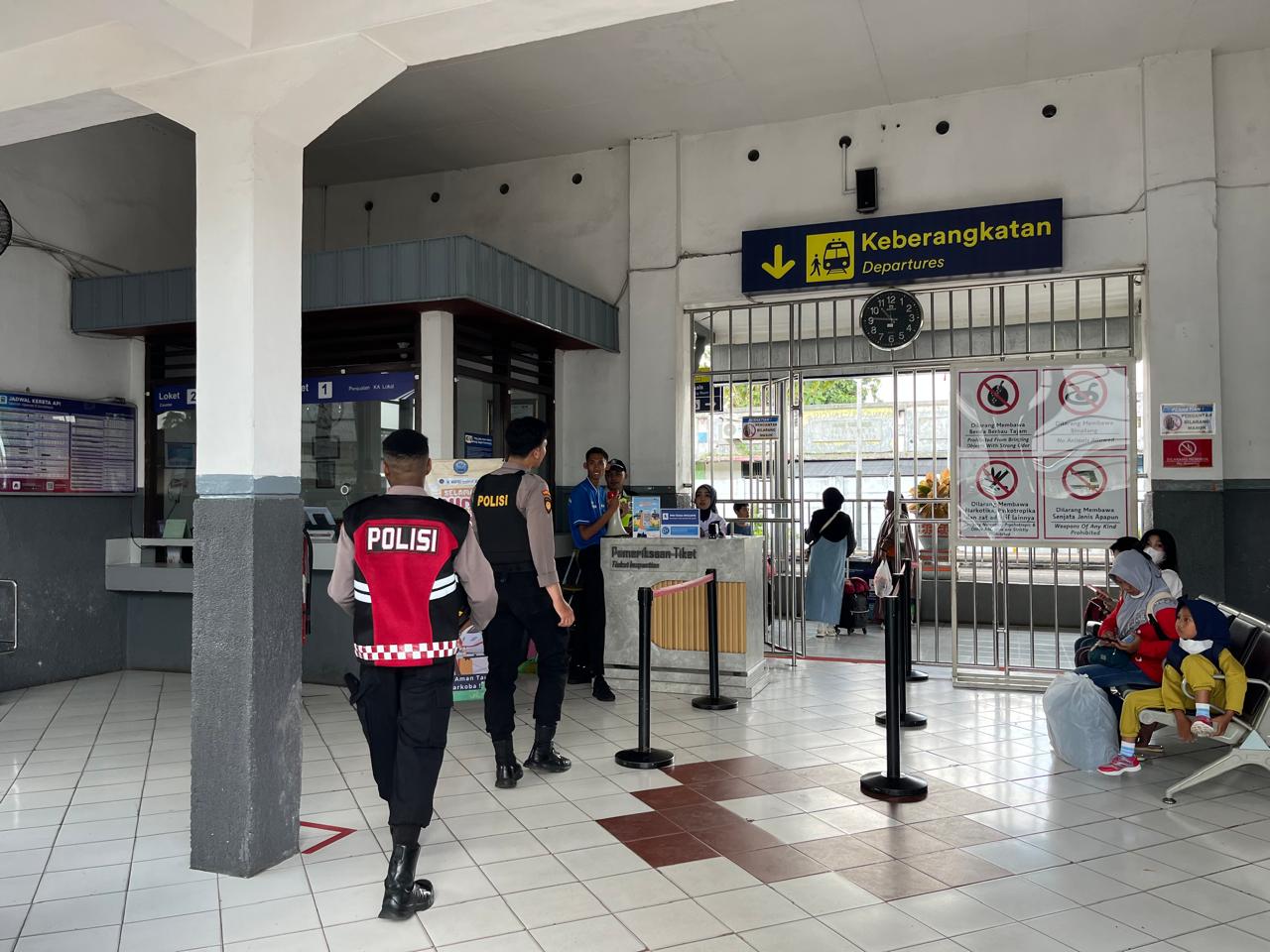 Petugas Kepolisian Polres Malang mendatangi obyek vital saat melaksanakan patroli skala besar. (28/5/2025) (Dok. Humas Polres Malang)