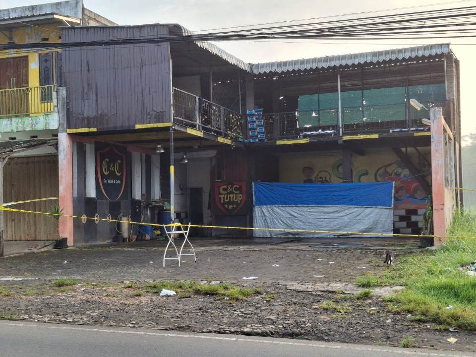 Pemuda di Malang Ditemukan Tewas, Diduga Korban Pembunuhan 10 Tempat Kejadian Perkara (TKP) masih terpasang garis polisi (17/5/2025) (Foto: Abdullah/tagarjatim.id)