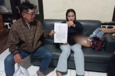Septiana Ibu Kandung dari seorang anak yang di duga di culik saat berada di Polsek Kalipare (21/5/2025) (Dok. Humas Polres Malang)