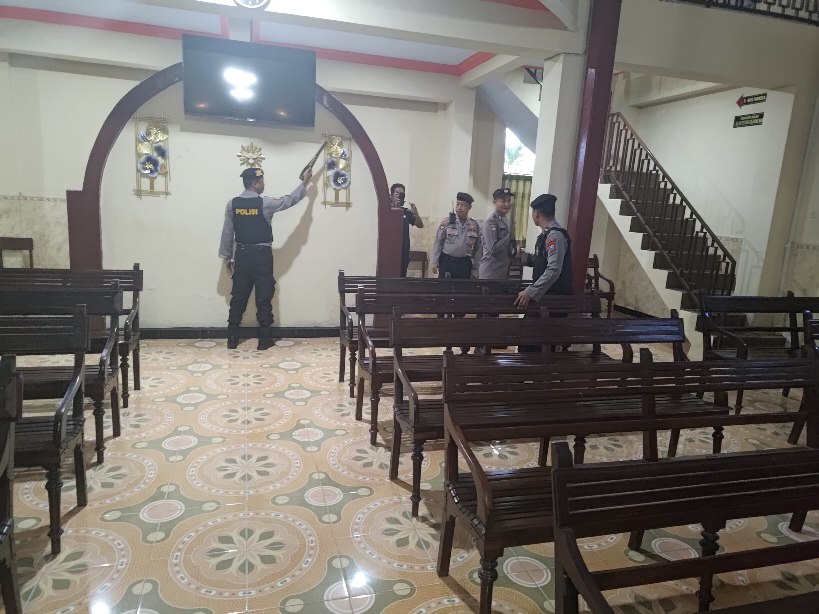 Pemeriksaan dengan mengunakan metal ditektor yang dilakukan oleh petugas Kepolisian di sejumah gereja, Kamis (29/5/2025) (Dok. Humas Polres Malang)