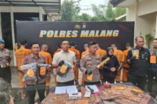 Wakapolres Malang Kompol Bayu Halim Nugroho bersama Kasareskrim AKP Muhammad Nur saat Ketika merilis hasil Ops ekat Semeru II Tahun 2025, Jumat (16/5/2025). (Foto: Abdullah/tagarjatim.id(