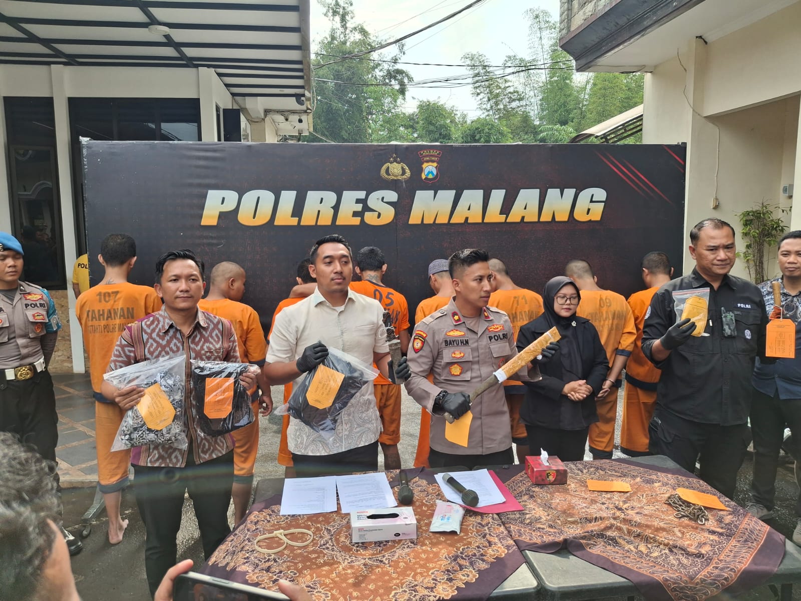 Wakapolres Malang Kompol Bayu Halim Nugroho bersama Kasareskrim AKP Muhammad Nur saat Ketika merilis hasil Ops ekat Semeru II Tahun 2025, Jumat (16/5/2025). (Foto: Abdullah/tagarjatim.id(