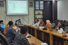 Komisi IV DPRD Kabupaten Malang saat melaksanakan rapat kerja dengan Dispora serta KONI, Jumat (16/5/2025). (Foto: Istimewa)