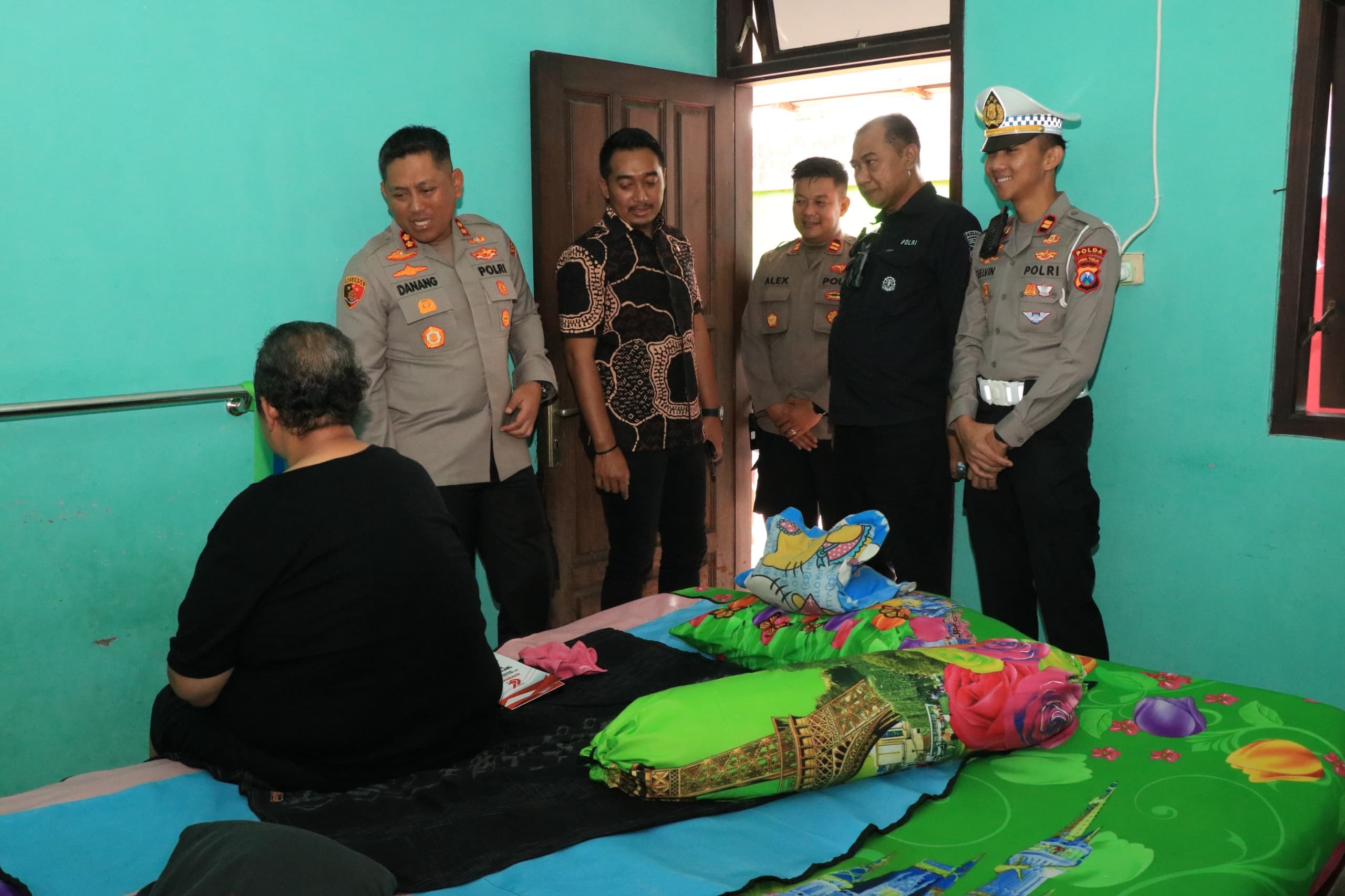 Kapolres Malang AKBP Danang Setiyo P.S beserta rombongan saat mengunjungi anggota Polres Malang yang sedang sakit, Jumat (13/6/2025) (Humas Polres Malang)