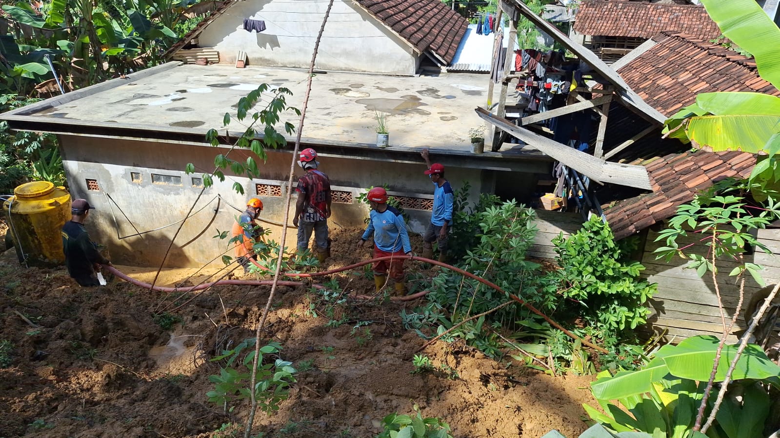 Banjir dan Longsor Akibat Hujan Menutup Akses Jalan Desa Pujiharjo 8 IMG 20250614 WA0014