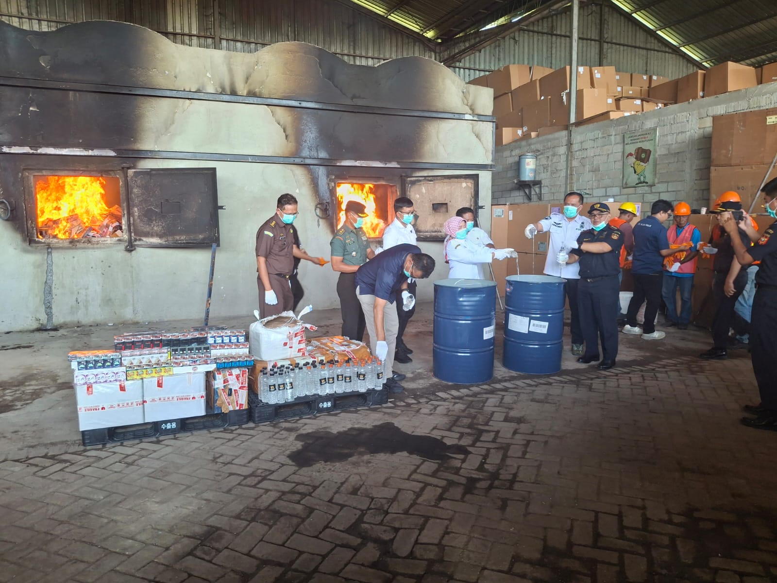 3,5 Juta Batang Rokok Ilegal dan 264,9 Liter Minuman Beralkohol Dimusnahkan 4 IMG 20250618 WA0020