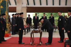 Bupati Malang HM Sanusi saat melantik 4 pejabat di lingkungan Pemerintah Kabupaten (Pemkab) Malang di Pendopo Agung Kabupaten Malang, (13/6/2025) (Humas Pemkab Malang)