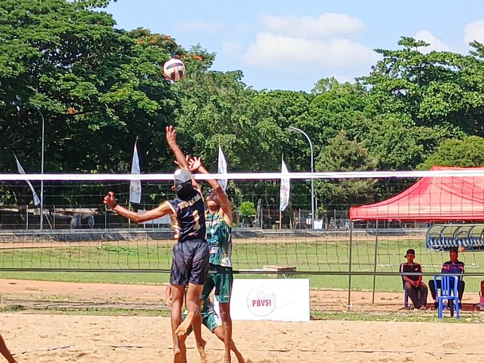 Pertandingan cabor bola voli pantai putra di lapangan Voli Pantai Kanjuruhan, Kecamatan Kepanjen, Kabupaten Malang (24/6/2025) (Abdullah/tagarjatim.id)