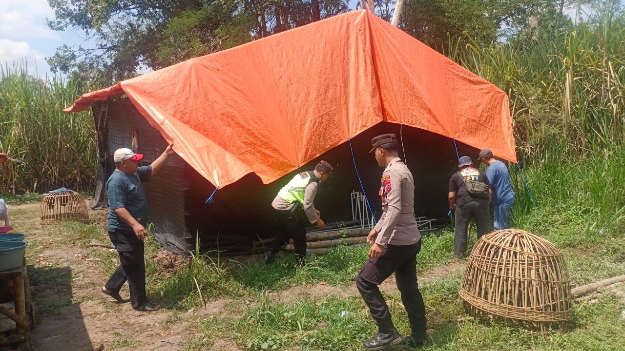 Aparat kepolisian sedang melaksanakan pembongkaran arena judi sabung ayam (17/8/2025) (Istimewa)