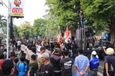 Polwan Polres Malang Hadapi Demo Mahasiswa dengan Pendekatan Humanis