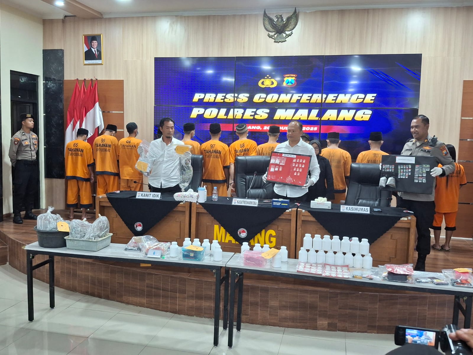 Kasatresnarkoba Polres Malang Iptu Richy Hermawan bersama Kasihumas Polres Malang AKP Bambang Subinajar mununjukkan barang bukti narkoba hasil sitaan kepada awak media, Rabu (20/8/2025). (Foto: Abdullah/tagarjatim.id)