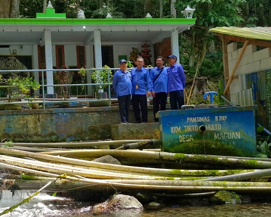 Direktur Perumda Tirta Kanjuruhan Kabupaten Malang, Haris Fadilah, saat meninjau sumber air (25/8/2025) (Istimewa)