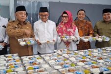Bupati Malang HM Sanusi bersama Ketua Yayasan Hashim Asy’ari H. Makrus Sholeh saat launching SPPG di Gondanglegi, Selasa (19/8/2025). (Foto: Abdullah/tagarjatim.id)