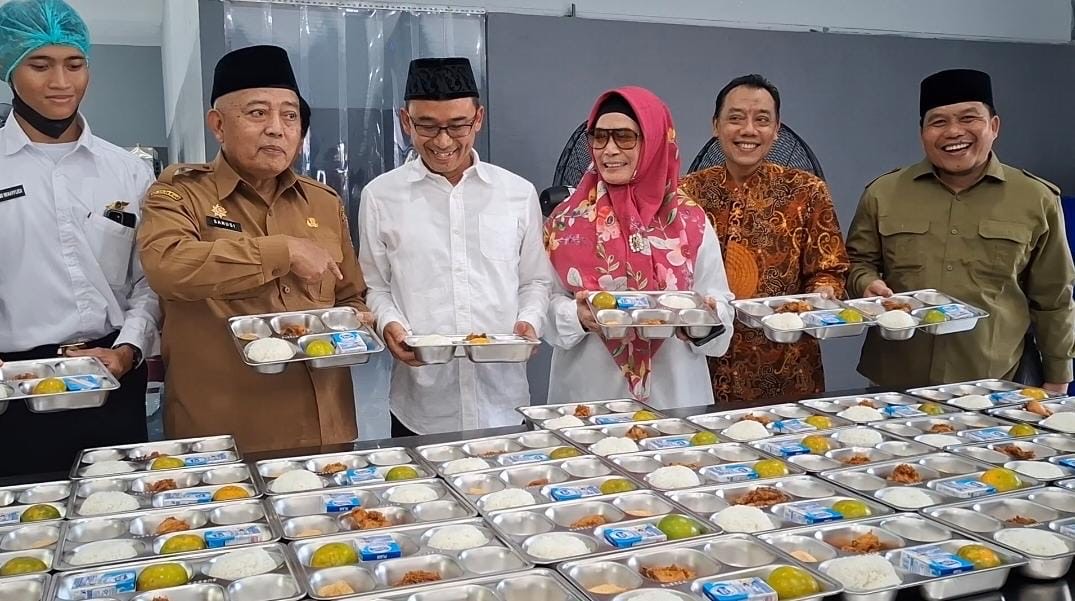 Bupati Malang HM Sanusi bersama Ketua Yayasan Hashim Asy’ari H. Makrus Sholeh saat launching SPPG di Gondanglegi, Selasa (19/8/2025). (Foto: Abdullah/tagarjatim.id)