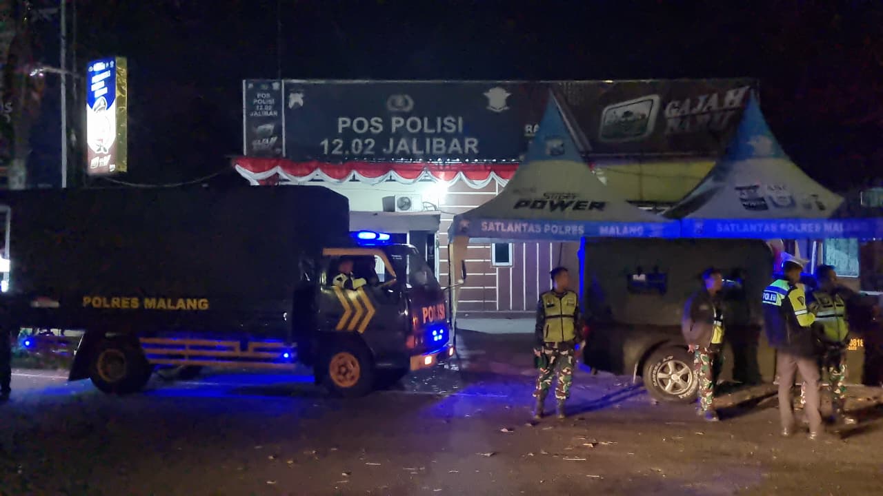 Petugas gabungan Polres Malang bersama Kodim 0818 Malang-Batu saat menggelar patroli, Senin (1/9/2025). (Istimewa)