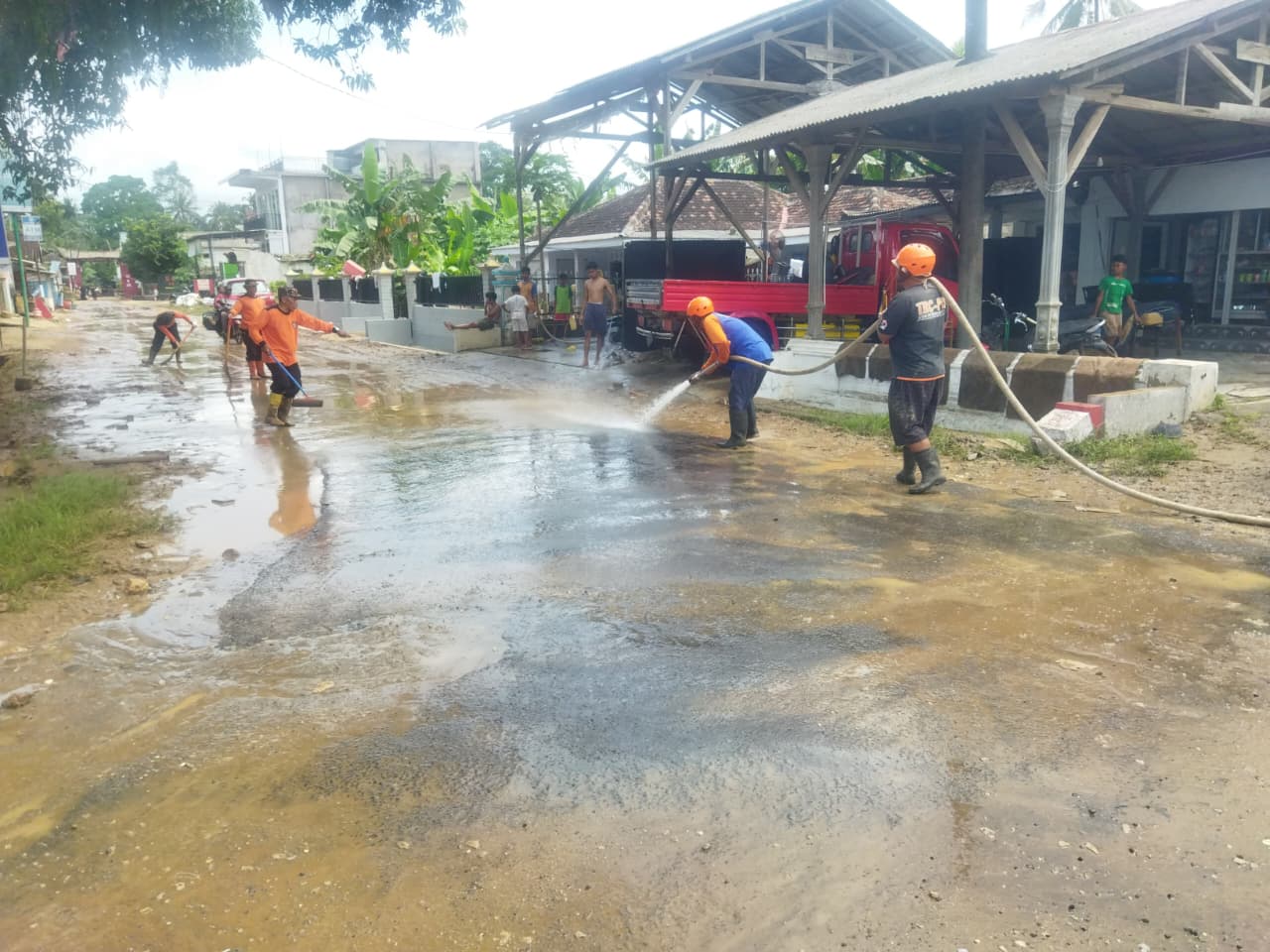 Petugas BPBD Kabupaten Malang membersihkan material sisa banjir di Desa Sitiarjo, Kecamatan Sumbermanjing Wetan (20/9/2025). (Istimewa)