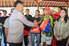 Bupati Malang HM Sanusi dan Kapolres Malang AKBP Danang Setiyo Pambudi Sukarno menyerahkan bantuan kepada warga terdampak banjir di Desa Sitiarjo, Minggu (21/9/2025). (Dok. Istimewa)