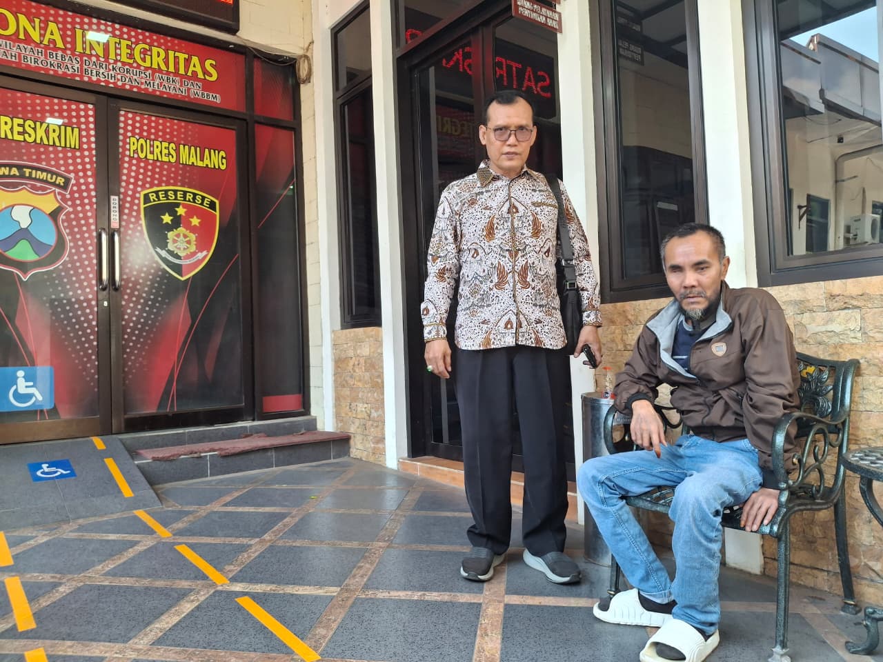 Yulianto diduga menjadi korban malapraktik didampingi kuasa hukumnya Agus Ghozali SH, saat mendatangi Mapolres Malang, Jumat (26/9/2025). (Foto: Abdullah/tagarjatim.id)