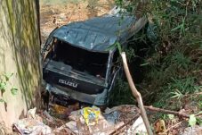 Kondisi minibus setelah mengalami kecelakaan, Minggu (28/9/2025).