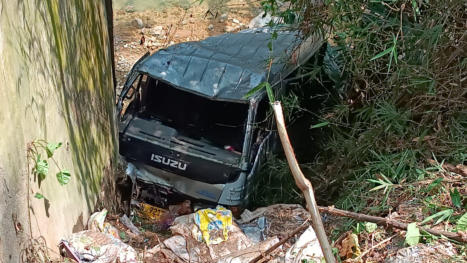 Kondisi minibus setelah mengalami kecelakaan, Minggu (28/9/2025).