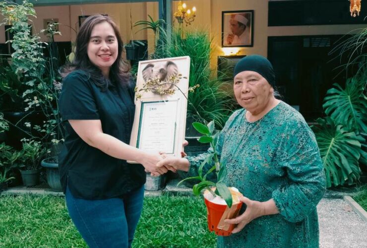 Perwakilan Tim Dody Christanto bersama Sautik selaku pemegang hak paten Anggrek GAJAH BARU dengan sertifikat dari Royal Horticultural Society (RHS) International (Istimewa)