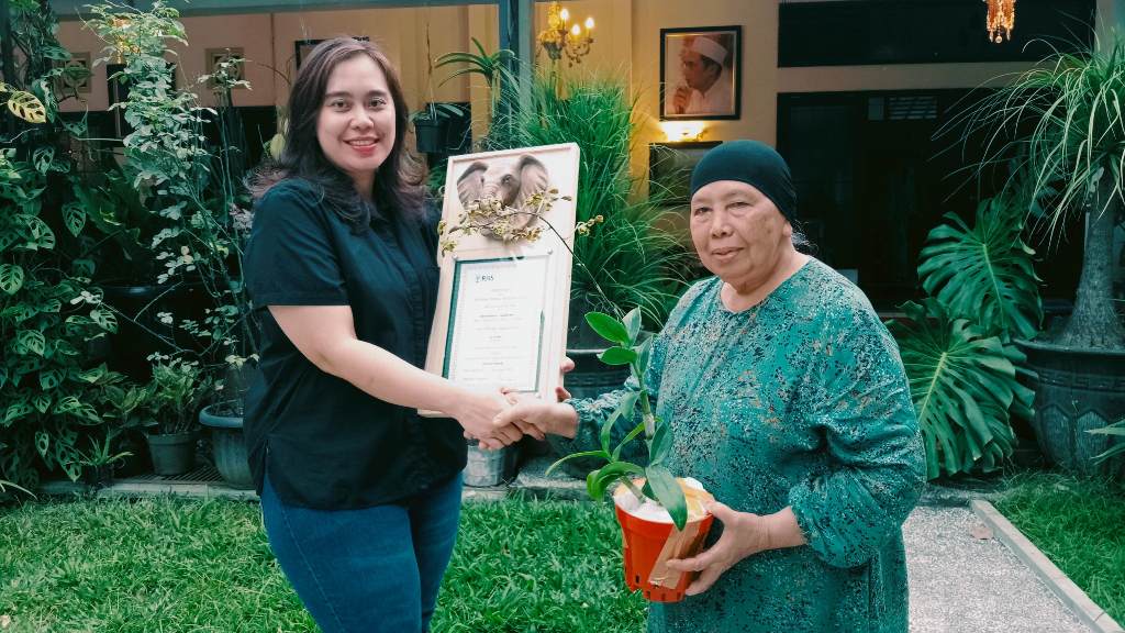 Perwakilan Tim Dody Christanto bersama Sautik selaku pemegang hak paten Anggrek GAJAH BARU dengan sertifikat dari Royal Horticultural Society (RHS) International (Istimewa)