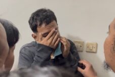 Pemuda yang diamankan warga karena membawa benda diduga bom molotov (A.Malik/ Tagarjatim.id)