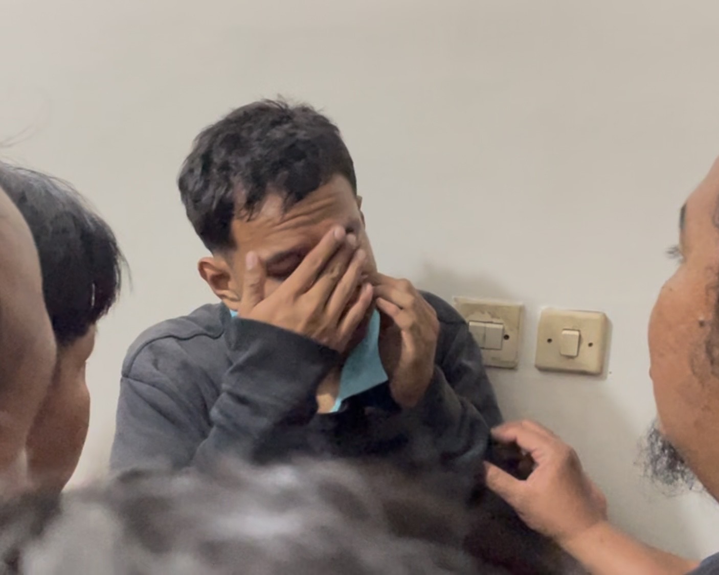 Pemuda yang diamankan warga karena membawa benda diduga bom molotov (A.Malik/ Tagarjatim.id)