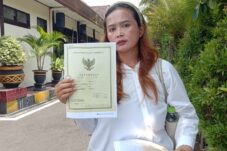 Janda di Malang Dilaporkan Merusak Rumahnya Sendiri, Diduga Korban Mafia Tanah