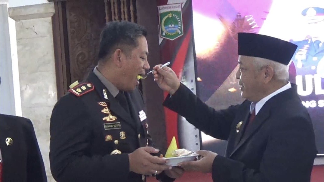 Bupati Malang (Kanan) Sanusi. menyuapi Kapolres Malang AKBP Dhanang Setyo saat ulang tahun di Pendopo Agung Kabupaten Malang (Irul/ Tagarjatim.id)