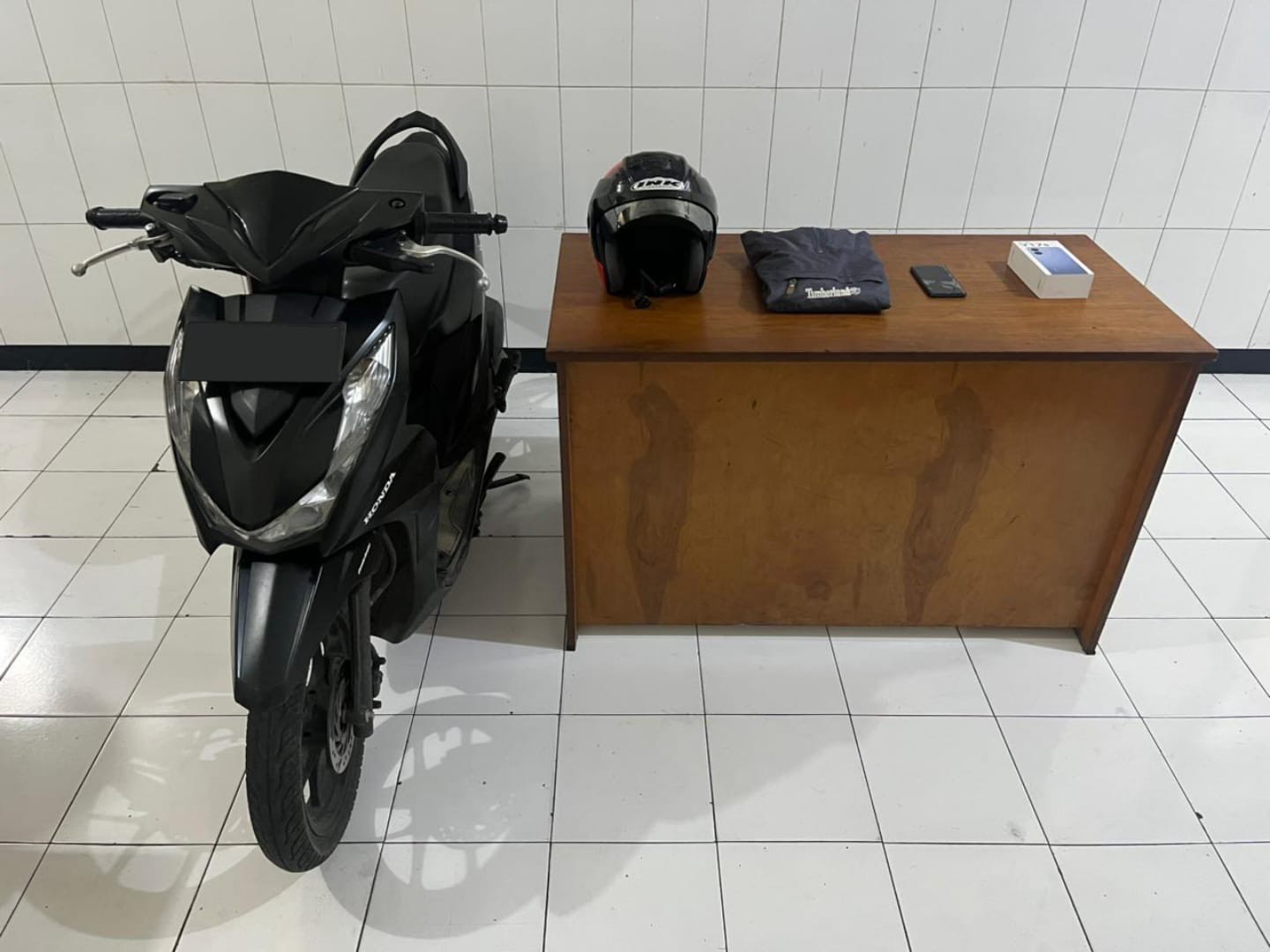 Terekam CCTV, Pencuri Ponsel di Dasbor Motor Pasrah Ditangkap Polisi