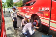 Ramp Check Bus AKAP di Terminal Talangagung, Polres Malang Pastikan Kelaikan Kendaraan 10 Ramp Check Bus AKAP di Terminal Talangagung, Polres Malang Pastikan Kelaikan Kendaraan