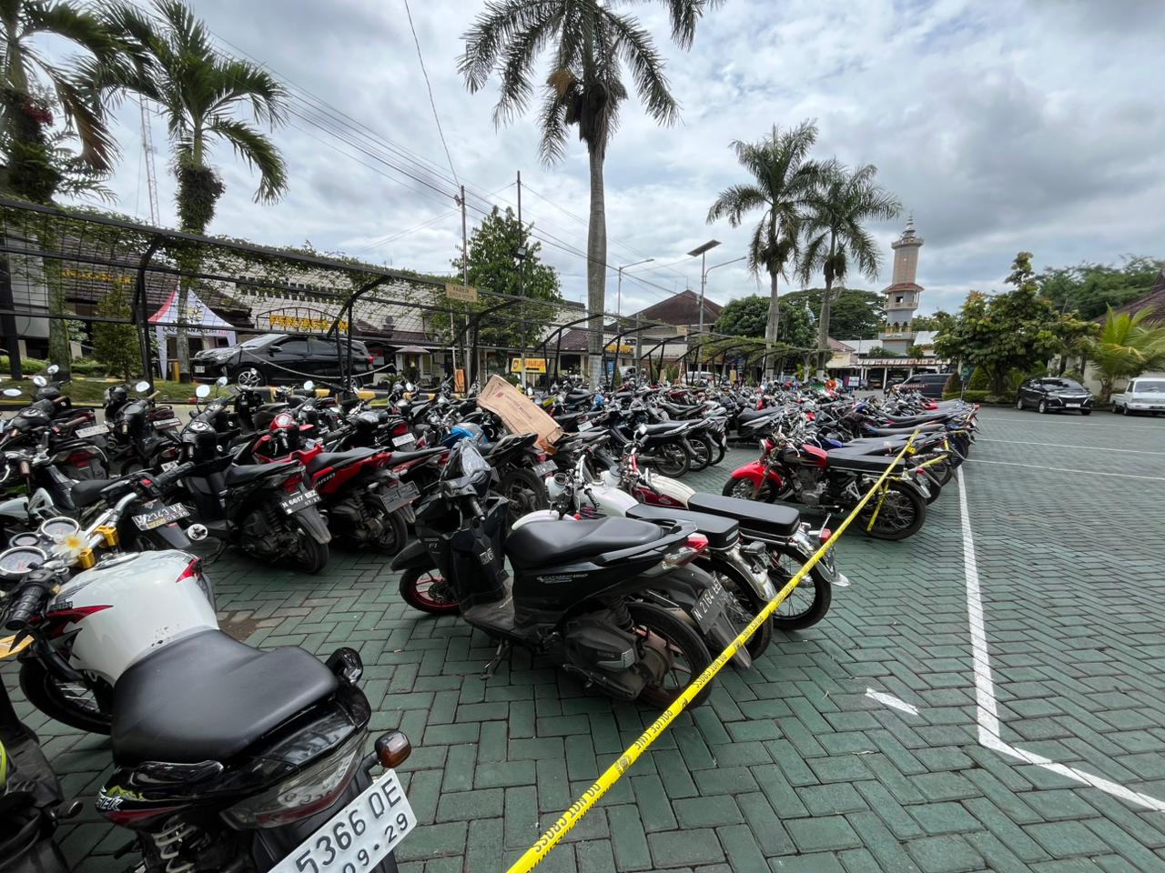 Ratusan motor di halaman Mapolres Malang yang diamankan setelah aksi balap liar, Sabtu (22/11/2025) (Foto: Abdullah/tagarjatim.id)