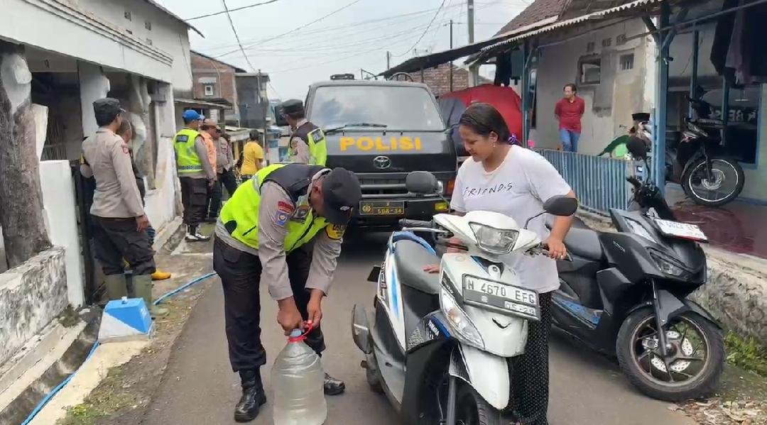 Polres Malang Salurkan Bantuan Air Bersih untuk Warga Sumberngepoh yang Terisolir Akibat Longsor