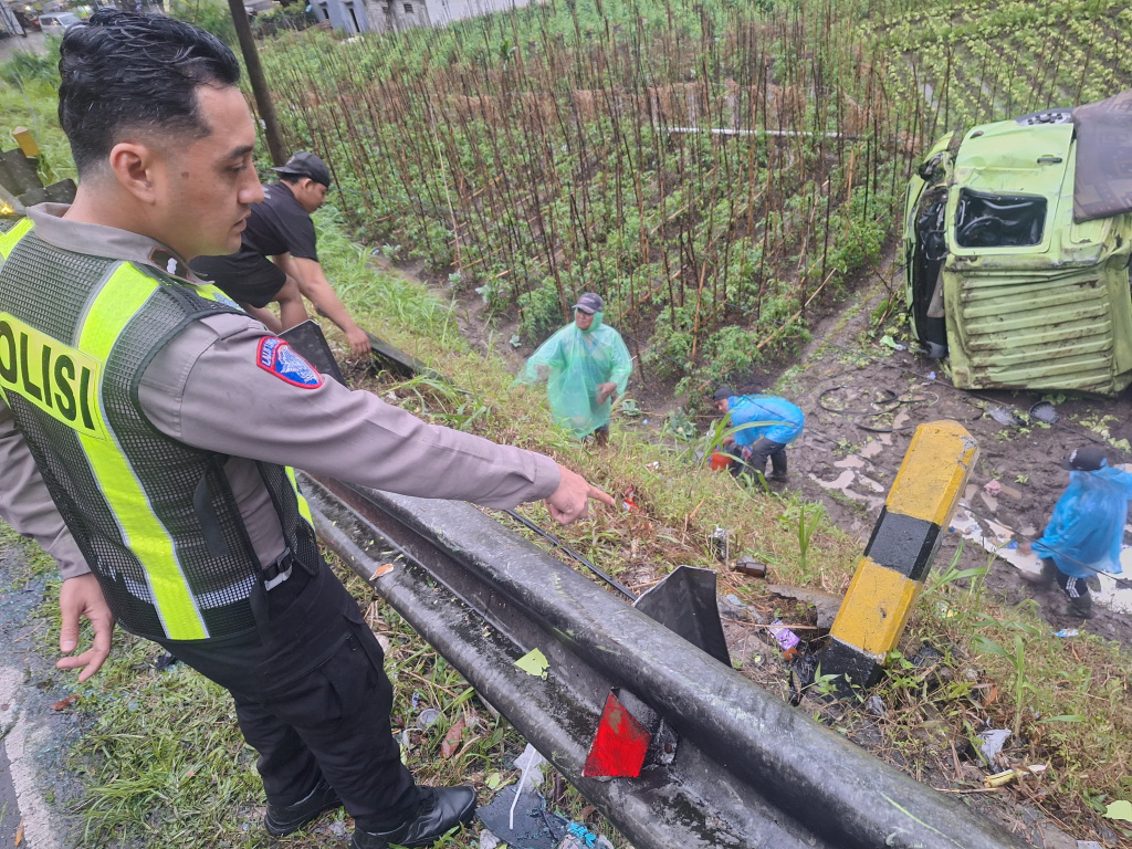 Kecelakaan di Jalur Tengkorak Pujon, Truk Susu Terguling Akibat Rem Blong