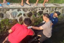 Petugas Kepolisian Polsek Karangploso evakuasi jasad korban, Senin (1/12/2025) (Foto: Abdullah/tagarjatim.id)