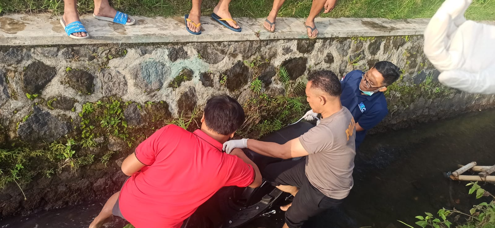 Petugas Kepolisian Polsek Karangploso evakuasi jasad korban, Senin (1/12/2025) (Foto: Abdullah/tagarjatim.id)