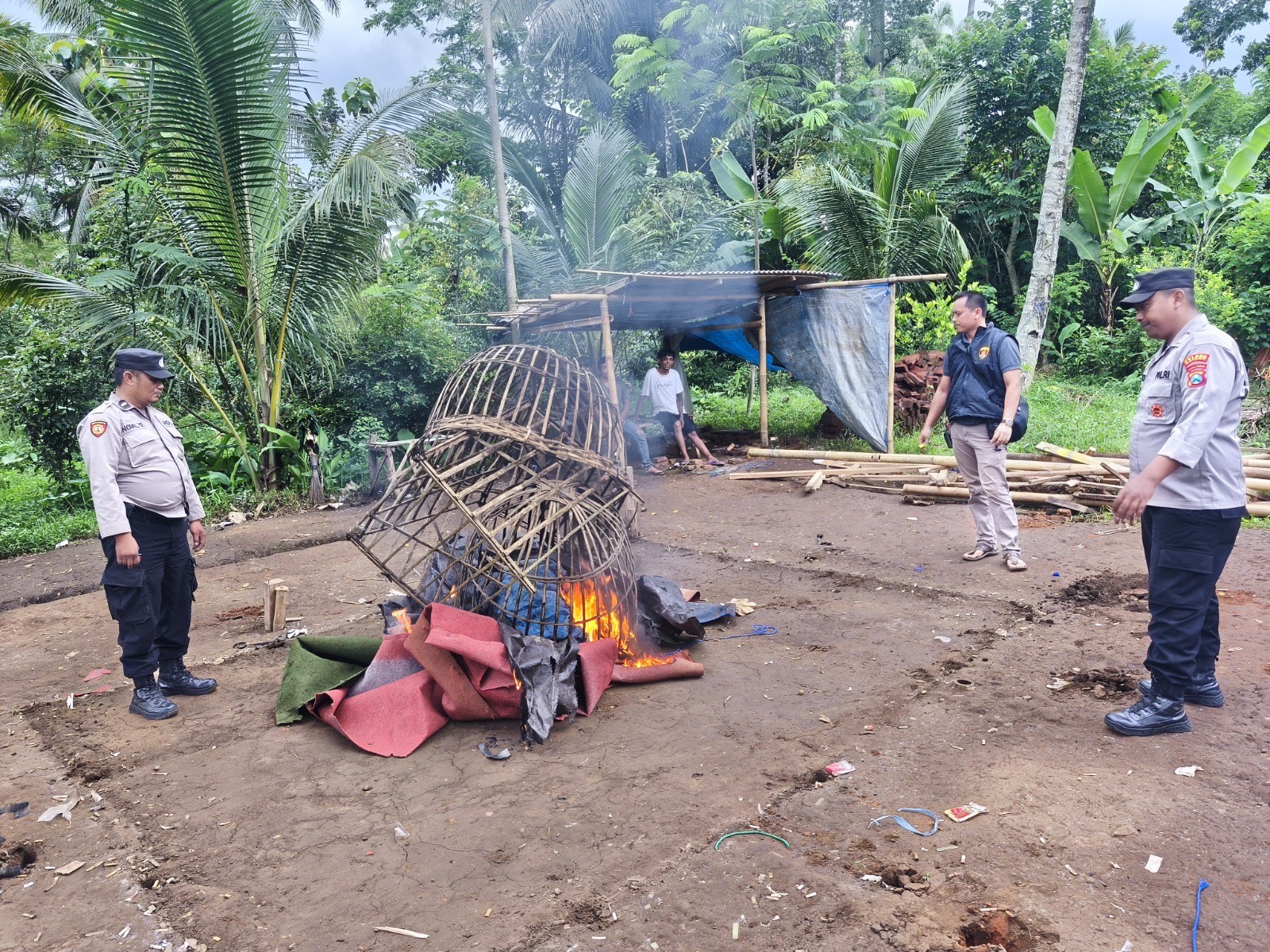 Polisi Kembali Tertibkan Arena Sabung Ayam di Dampit, Sarana Perjudian Dibakar 8 c3cde172 0d6b 4bbf bc9b b513b0779dd0