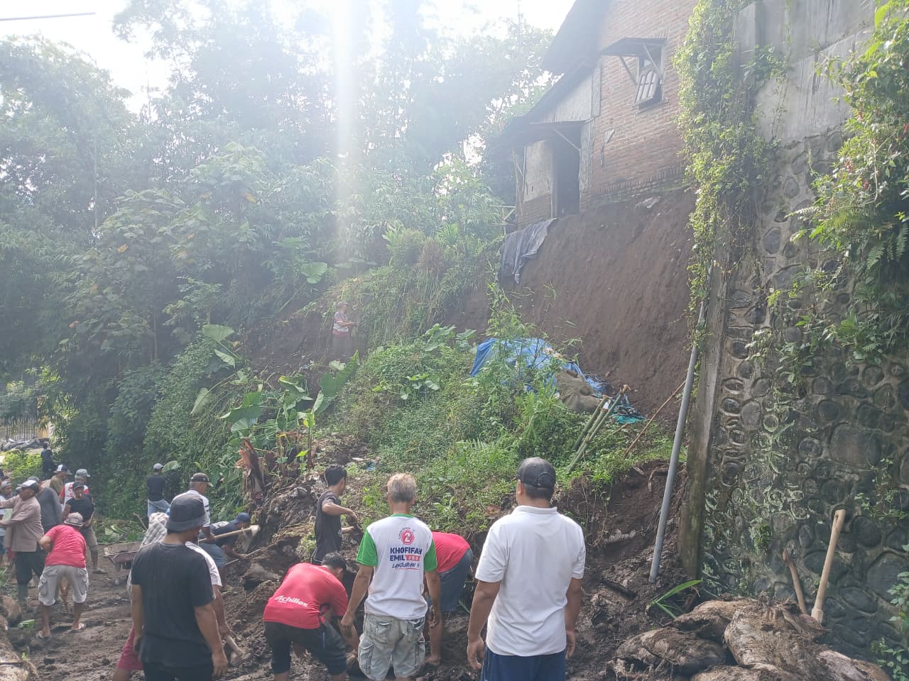 Hujan Deras Picu Longsor di Wajak Malang, Akses Jalan Warga Sempat Terputus 8 IMG 20260104 WA00161