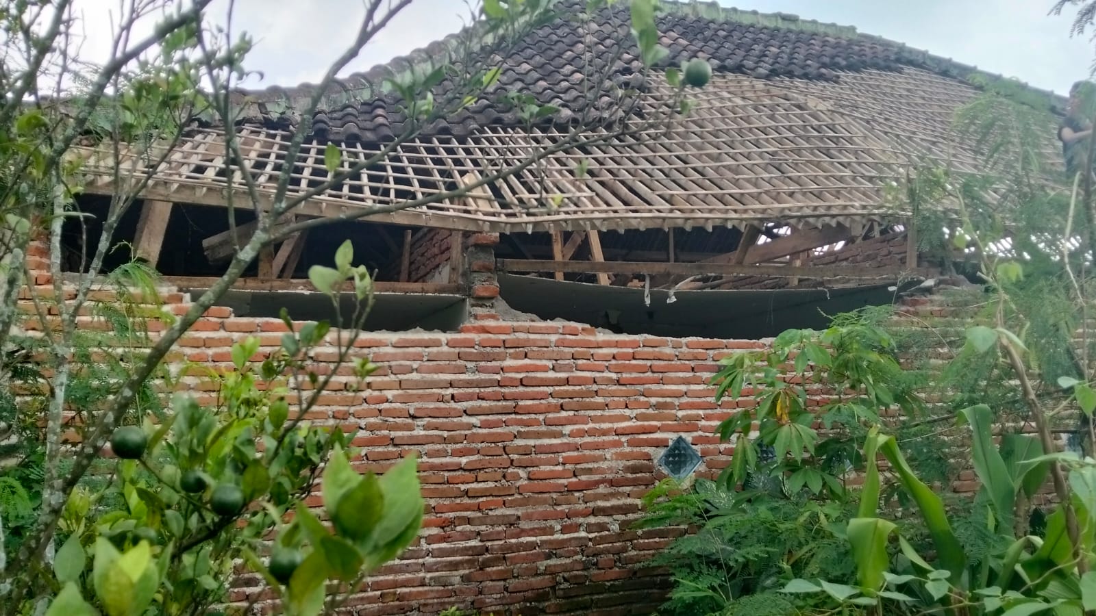 Angin Kencang Rusak Atap Rumah Warga di Wagir Malang 8 IMG 20260118 WA0025